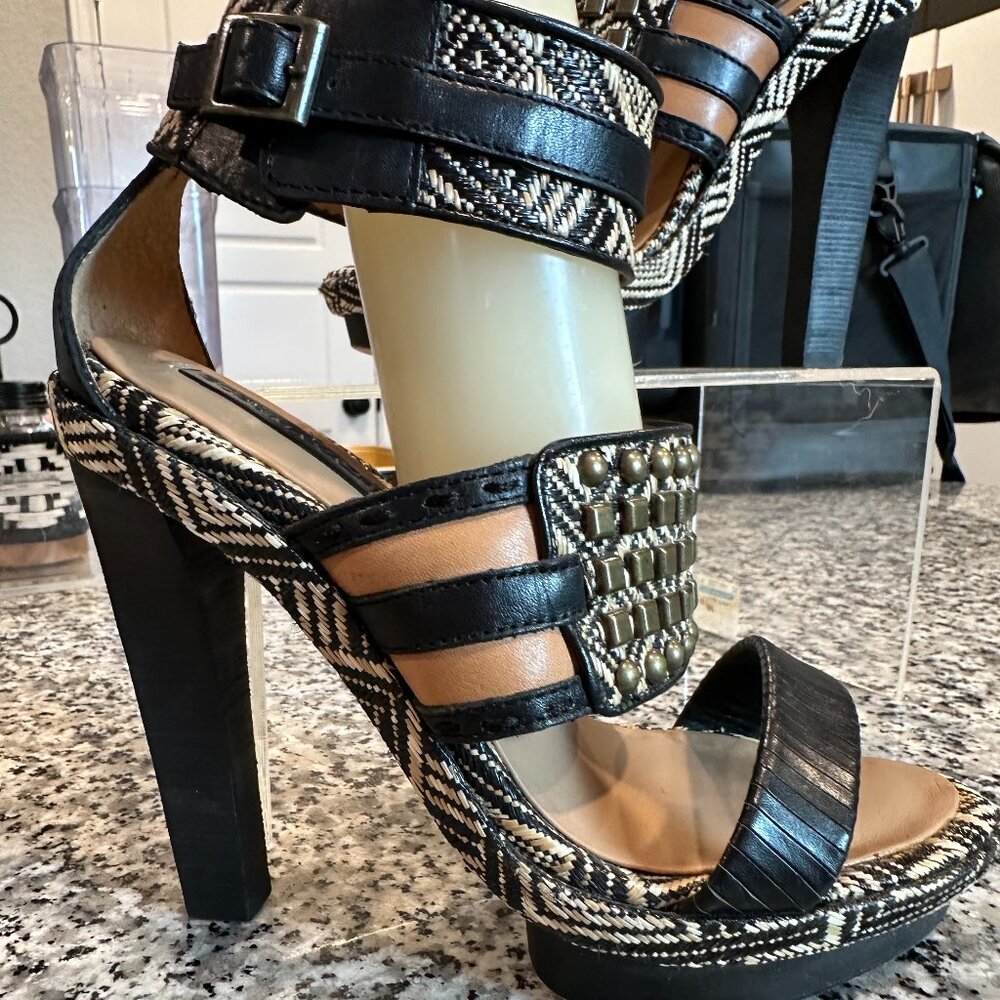 BCBG MAXAZRIA PLATFORM HEELS